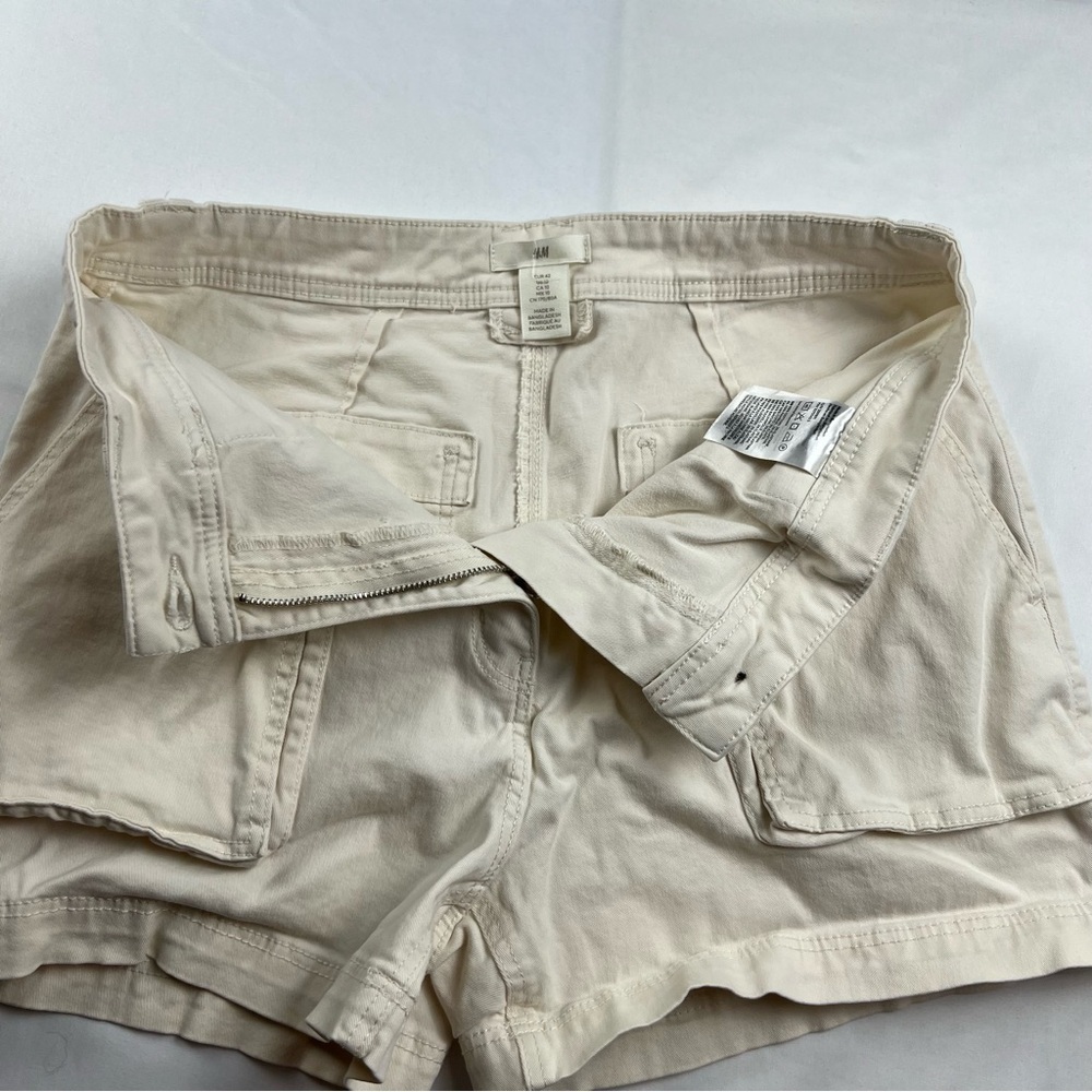 H & M - Women’s Shorts - Khaki - Above the Knee - Size 10 - Picture 6 of 12